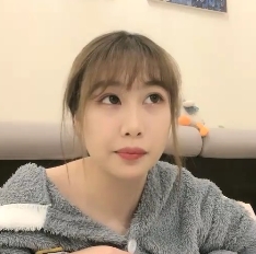 秀人网（新人萌妹）清新姐妹花浴室私拍，小黄瓜玩具摆拍