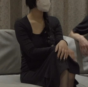 扣扣传媒《亿米》上了我的车，长腿黑丝