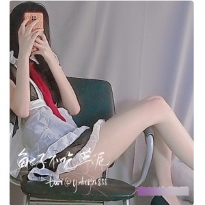 Twitter网红《鱼子不吃芋泥》女仆装扮展示大长腿