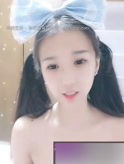 校花级别美少女《不讨喜》直播间引人入胜