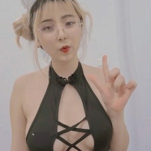 onlyfans付费女神《Linhi_Cute》&《Yuumeilyn》联袂献上精彩佳作