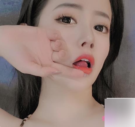 虎牙主播《小野马》微信私发定制有尺度视频