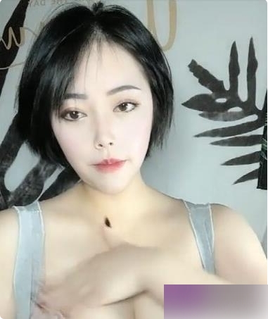 极品女主播《e杯奶盖》直播作品两部