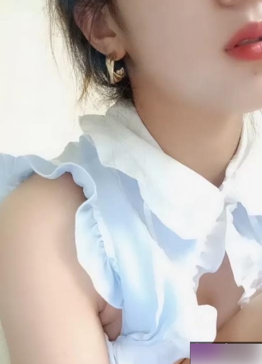 逆天颜值美少女《小木登子》直播视频