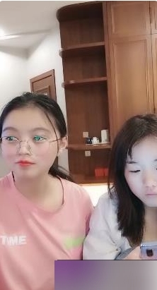 新晋网红百合童颜妹子《丘比特吖》姐妹直播