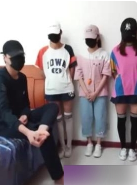 王老师直播四人行妹子多人运动