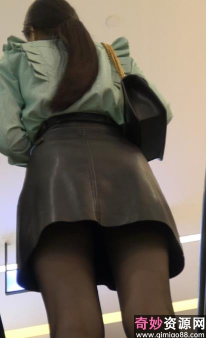 户外剧本街拍短裙美女