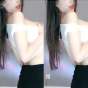 斗鱼虎牙人气女神(苏樱)直播间浮力视频