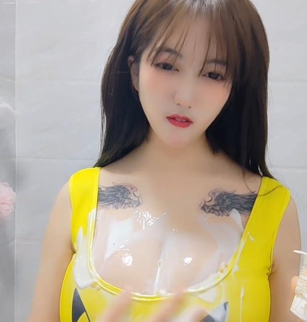 喜欢乳白色液体的极品大奈，两只手都握不住