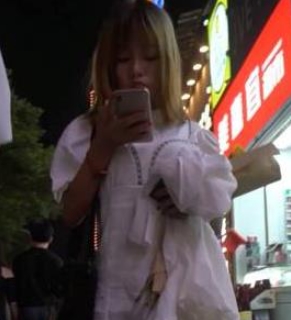 旗袍美女刚约会完，无内逛街近距离观看小嘴的变化