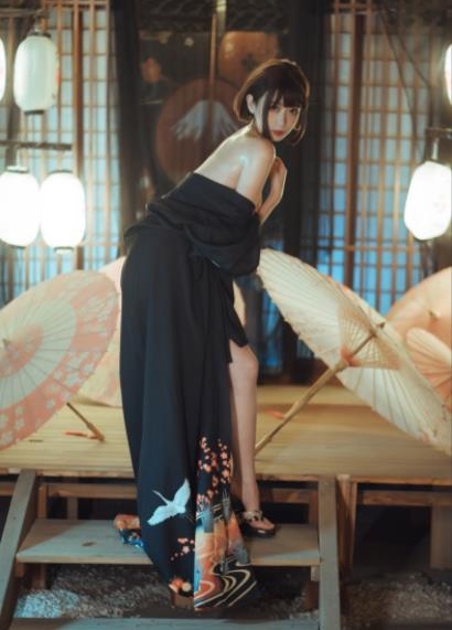 某推超高人气新晋网红Coser博主超高颜值美女（奈汐酱）最新散播稀缺资源合集