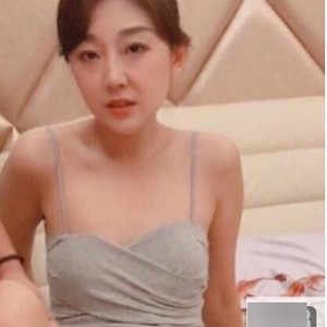 虎牙辣妹（酱mikic）约会胖子男粉过夜，疯狂掉粉