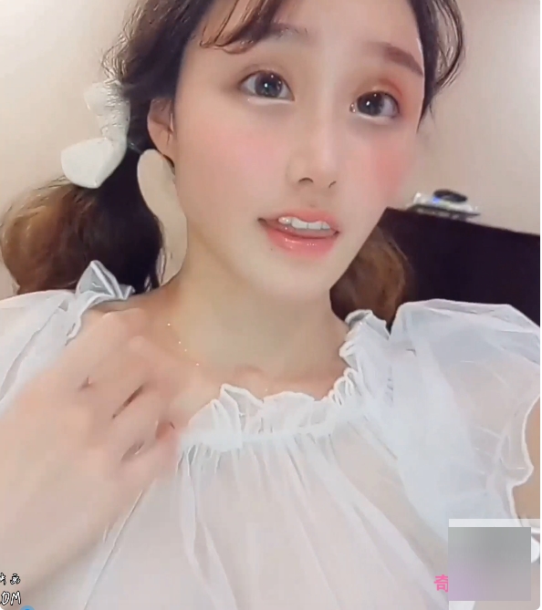 微博早期甜妹(歆哥哥)白纱网袜自拍,清纯性感的完美融合