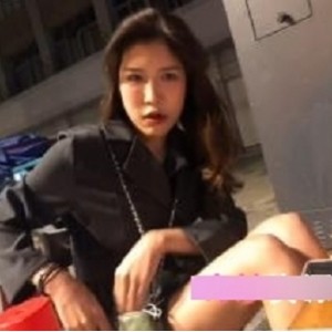 九一传媒主播（小蓝）穿搭v字领毛衣，环肥燕瘦丰满迷人