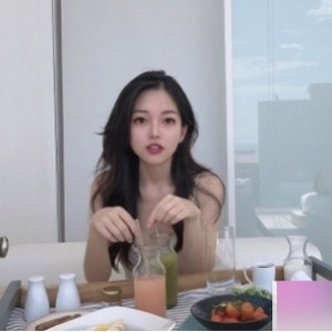 p站绝世美女留学生写真，倾城美貌与曼妙身姿简直人间尤物