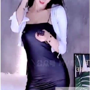 虎牙斗鱼四主播争相斗艳，穿火辣豹纹黑丝跳加特林热舞