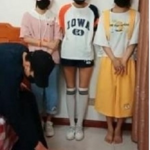 三个纯洁学生妹为还债，被迫在直播间展示纤弱娇小身躯【352MB】