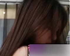 清纯漂亮奶茶小妹被店长潜规则，吃瓜视频被曝光【215MB】