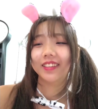 浆果儿在公园跳舞的户外视频