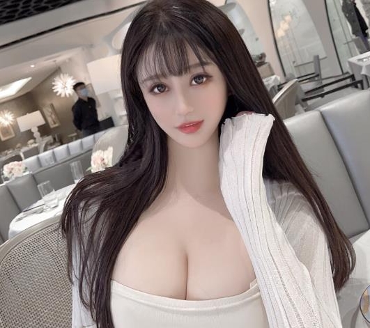 九头身网红美女展示长腿胸前软肉翘臀，引爆人气