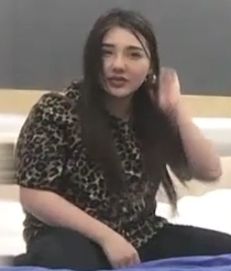 豹纹大耳环丰满妹子的私拍照片