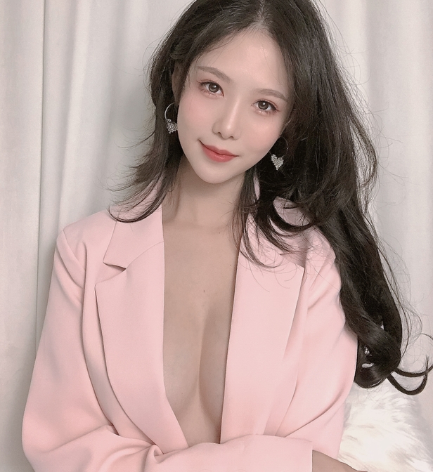 粉色西装