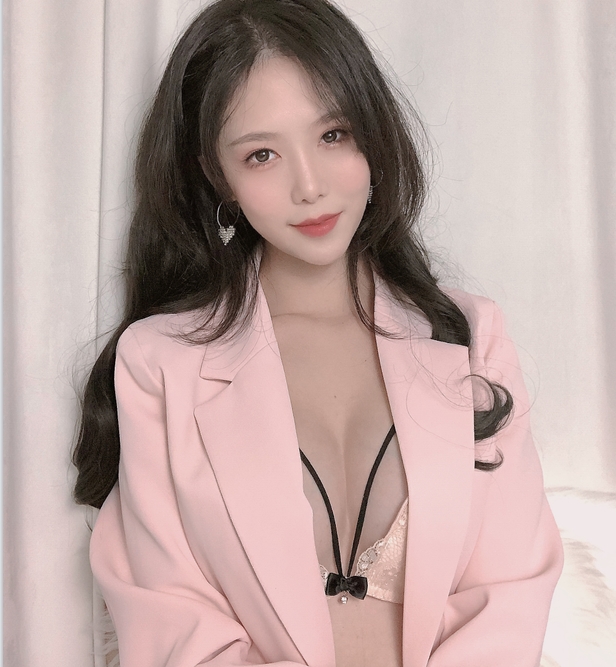 粉色西装
