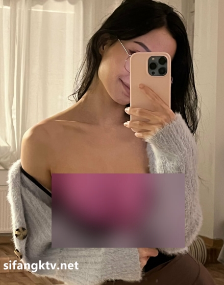 健美身材的清纯甜美女神alyss的私拍照片,含有打粑粑内容,其中有一张照片是不明液洗脸的画面,还有一张是和B脸同框的合照,另外还有紫薇的照片和榨豆浆的视频。这些内容可以在百度盘上找到。