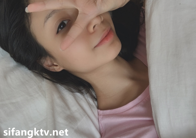 健美身材的清纯甜美女神alyss的私拍照片,含有打粑粑内容,其中有一张照片是不明液洗脸的画面,还有一张是和B脸同框的合照,另外还有紫薇的照片和榨豆浆的视频。这些内容可以在百度盘上找到。