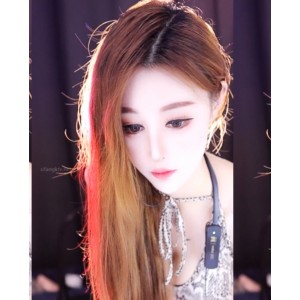 《风情万种！小初女神万元定制私拍，6v+1.88GB超值分享！》