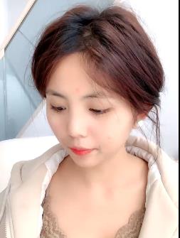 可爱的服装店老板娘在地上交纸箱