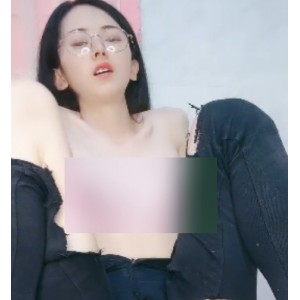 反差眼镜妹小美16V+15G视频秀脸秀逼百度盘