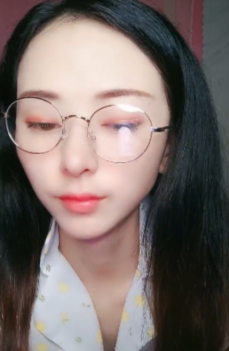 反差眼镜妹小美16V+15G视频秀脸秀逼百度盘