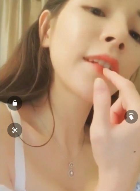 网红哆啦直播尺度大,白嫩身材惊艳,视频1.1G豪华合集