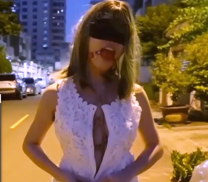 JVID-大罩杯依依：5星好评，模拟打粑粑，加玩就娆身材吸睛，大街展示