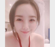 可可女神展现身材颜值，水中游动打粑粑，男主表现垃圾