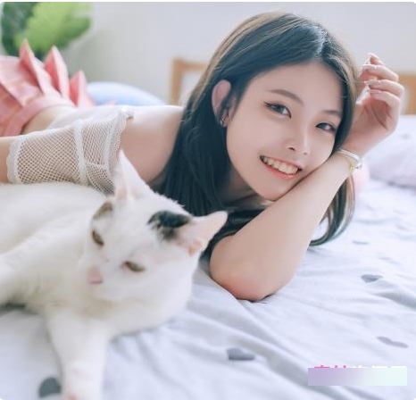 可爱学生妹JVID展现精致气质和秋波