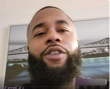 高颜值华裔哥演绎成熟主妇在卧室的剧情