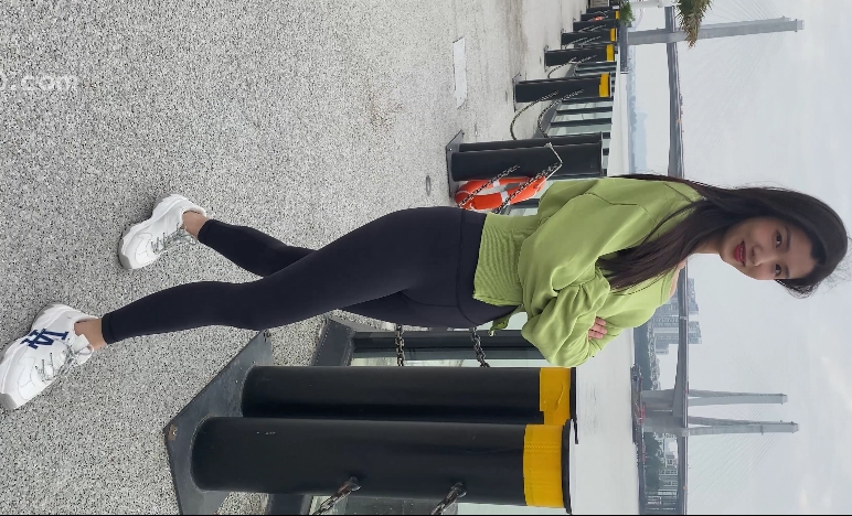 美女穿着黑色紧身裤展示长腿和翘臀的视频，百度云资源