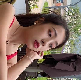 红色泳装美女展示性感美腿和丰满胖臀的视频（1V,9.76G）-百度云