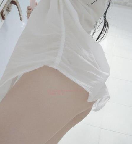 微博热门主播花狸追校服灰丝合集，翘臀美腿闪现1.9G视频引绅士冲锋