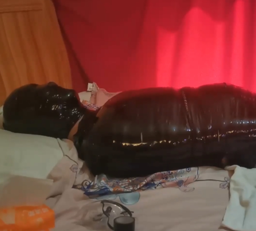 山东女王紫露凝萱合集下载：绑住男的牛志，神秘妖艳视频大放送！