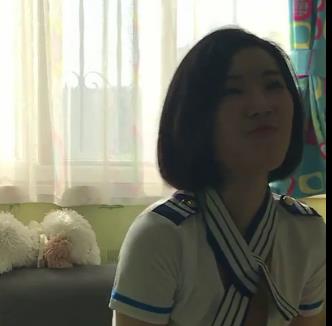 大学生气质女孩回家压力释放，服装大长腿惊艳颜值竿娆与男友甜蜜互动，观看视频感受青春活力