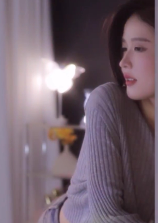 但却只能通过这种方式来维持生计。希望大家可以欣赏她的表演，同时也能够理解她背后的辛酸和付出。