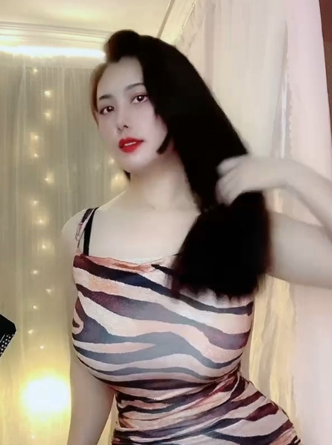 《热舞嫩模安妮朵朵丝袜抖球，剧情服装互动》