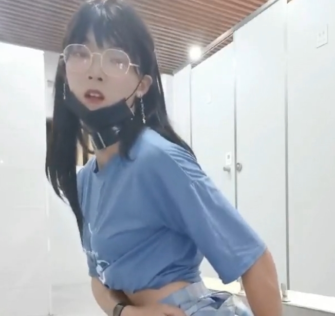 新清纯女神修洞大公然！眼镜长腿女孩无视懵逼，清洁大妈淡定观望视频曝光