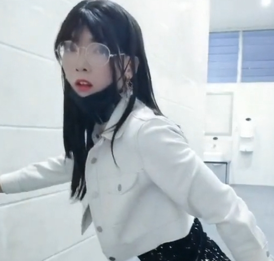 新清纯女神修洞大公然！眼镜长腿女孩无视懵逼，清洁大妈淡定观望视频曝光