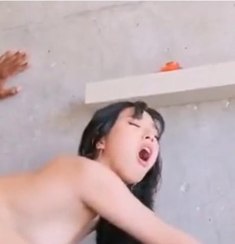 美女穿着漂吝跟鞋展现出迷人的视角，搭配着白丝袜，表情诱人，给人带来强烈的冲击。