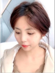 可爱老板娘在服装店地上找到了一只纸箱