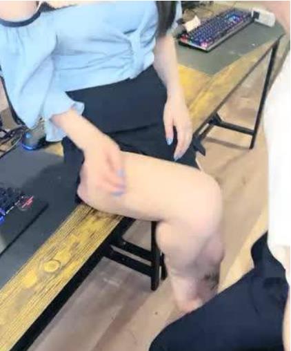 精选：美少女激战网吧包厢